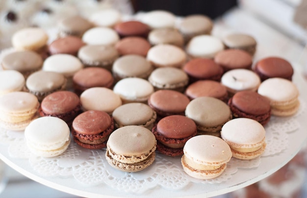 Amaretti dolci di colore marrone e bianco. Candy Bar per un tavolo da festa. Vista dall'alto.