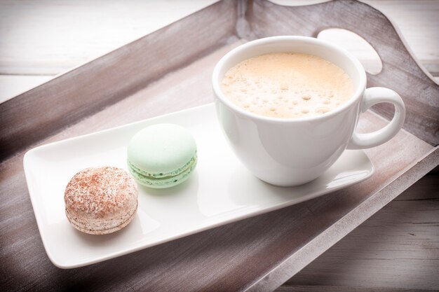 Amaretti e caffè sul tavolo. Riprese in studio.