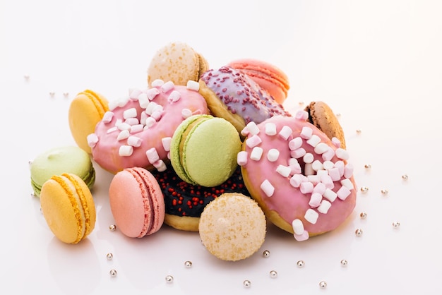 Amaretti e ciambelle su sfondo bianco amaretti dolci molti amaretti multicolori ciambelle con