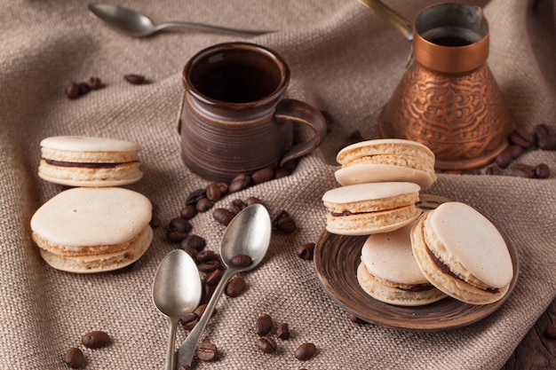 Amaretti fatti in casa sul piatto