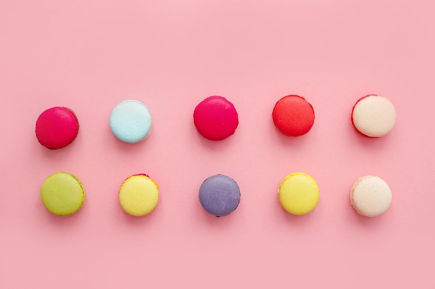 Amaretti francesi colorati o macaron su sfondo rosa Dessert