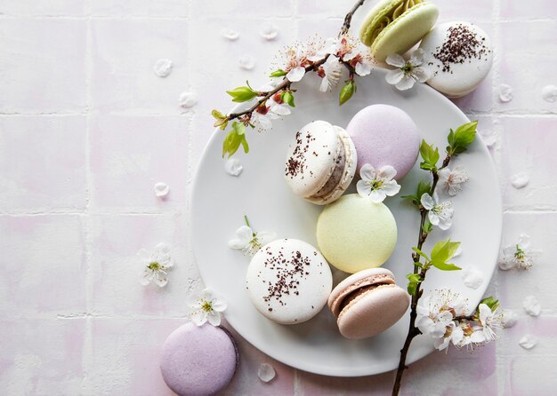 amaretti francesi colorati sulla superficie delle piastrelle