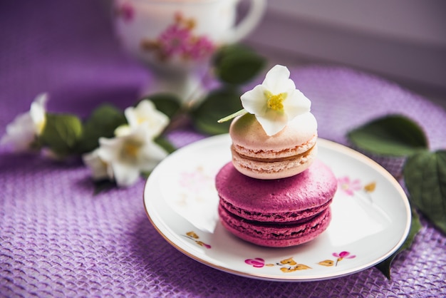 Amaretti francesi con fiori bianchi