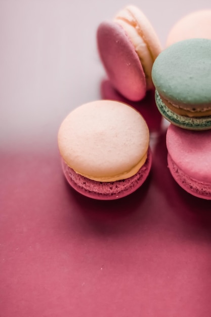 Amaretti francesi su sfondo rosa pastello parigino chic cafe dessert cibo dolce e torta macaron per il design di sfondo vacanza marchio di pasticceria di lusso