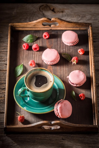 Amaretti rosa fatti in casa di lamponi freschi