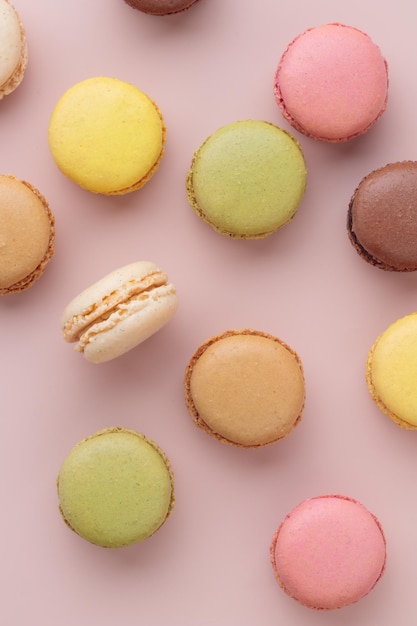 Amaretti su sfondo rosa colorato modello di biscotti francesi Regalo per l'8 marzo Giornata internazionale della donna San Valentino