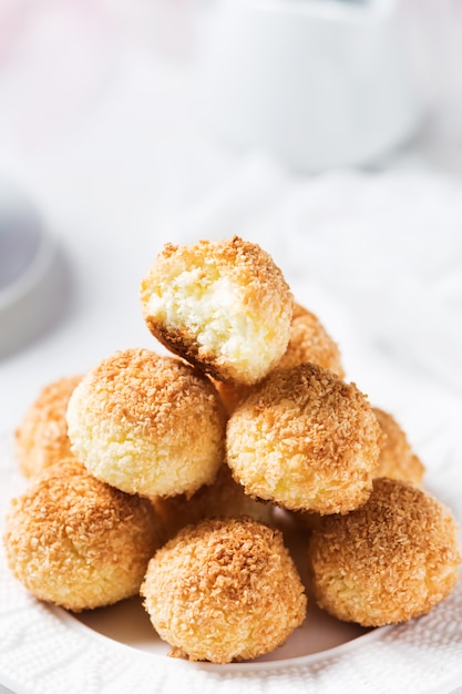 Amaretto al cocco. Biscotti con cocco chips su un piatto bianco. Messa a fuoco selettiva