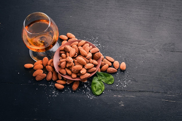 Amaretto Almond Liquor Almond Su uno sfondo di legno Bevanda italiana Vista dall'alto Spazio libero per il testo