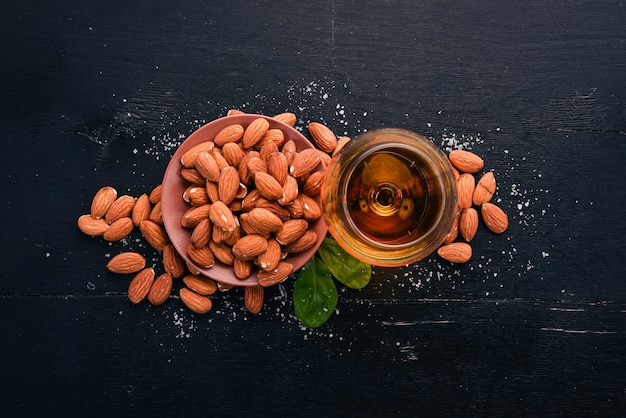 Amaretto Almond Liquor Almond Su uno sfondo di legno Bevanda italiana Vista dall'alto Spazio libero per il testo