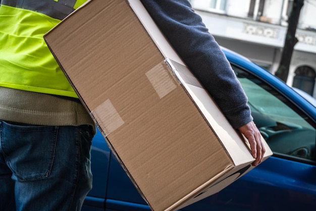 Amazon prime delivery man durante un turno di lavoro Amazon è una società di commercio elettronico online