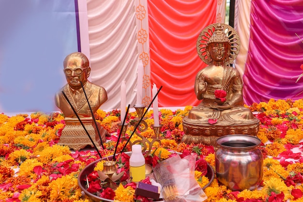 Ambedkar e statua del Buddha