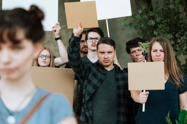 Ambientalisti che protestano per l&#39;ambiente