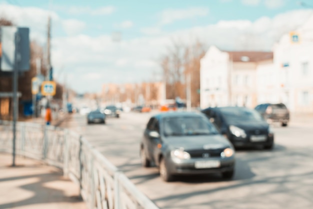 Ambiente astratto della vita cittadina Sfoca la strada della città e le automobili degli edifici in una giornata di sole all'aperto