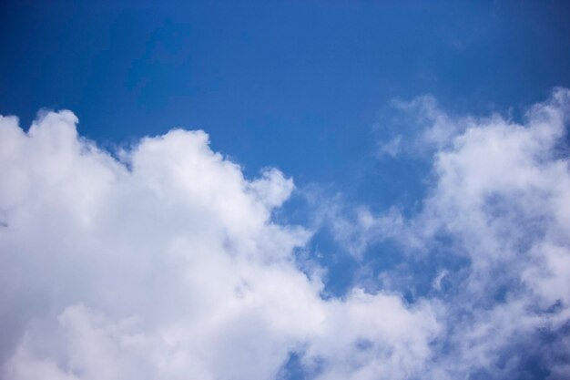 Ambiente di bel tempo con nuvole di cielo blu
