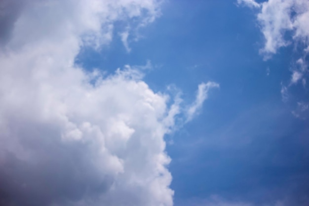 Ambiente di bel tempo con nuvole di cielo blu