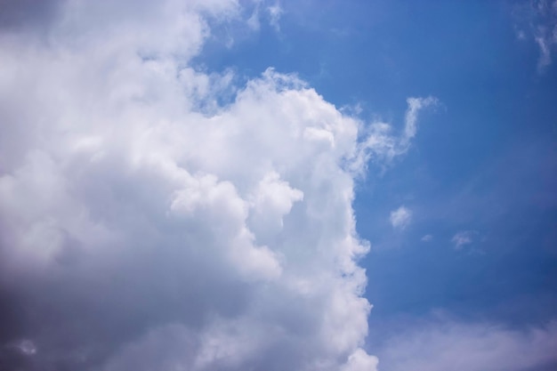 Ambiente di bel tempo con nuvole di cielo blu