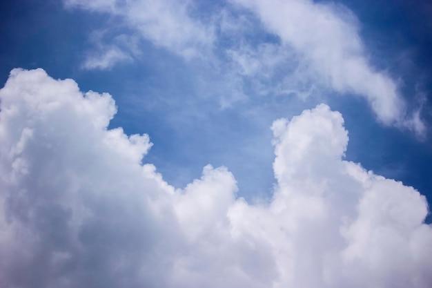 Ambiente di bel tempo con nuvole di cielo blu