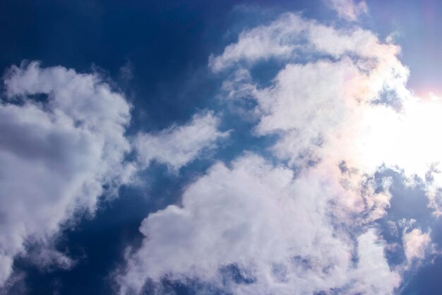 Ambiente di bel tempo con nuvole di cielo blu