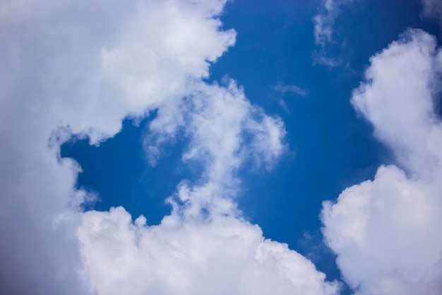 Ambiente di bel tempo con nuvole di cielo blu