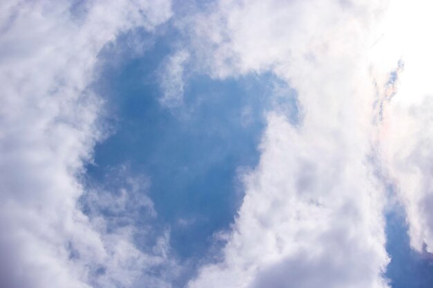 Ambiente di bel tempo con nuvole di cielo blu