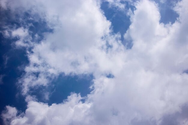 Ambiente di bel tempo con nuvole di cielo blu