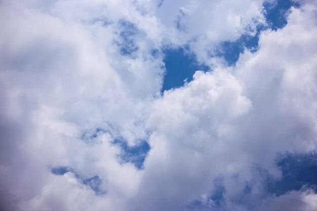 Ambiente di bel tempo con nuvole di cielo blu