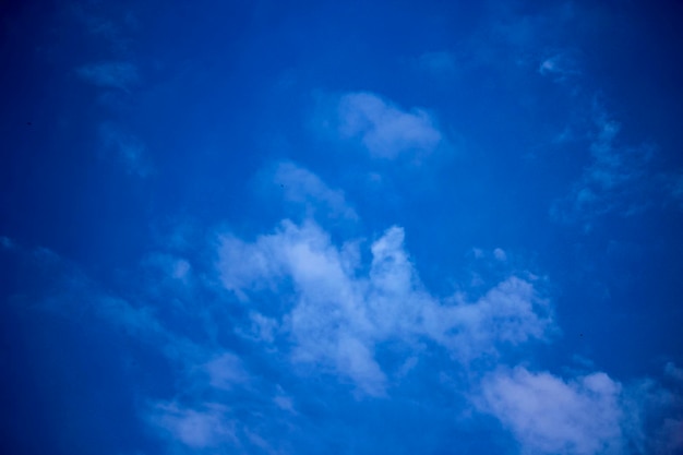 Ambiente di bel tempo con nuvole di cielo blu