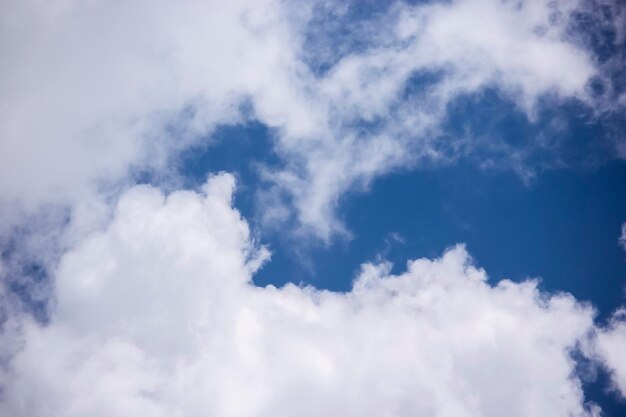 Ambiente di bel tempo con nuvole di cielo blu