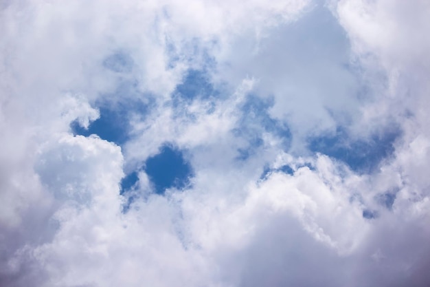 Ambiente di bel tempo con nuvole di cielo blu