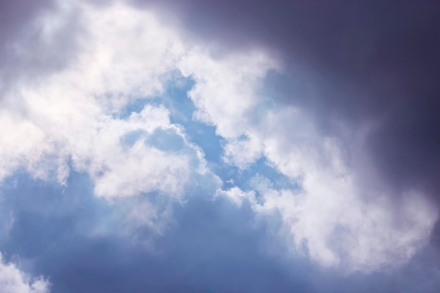 Ambiente di bel tempo con nuvole di cielo blu