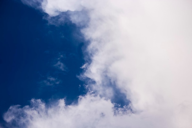 Ambiente di bel tempo con nuvole di cielo blu