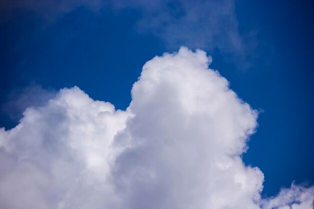 Ambiente di bel tempo con nuvole di cielo blu