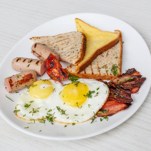 Ambiente per la colazione con uova fritte, pancetta, croissant e succo di frutta