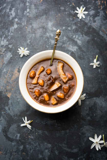 Ambrosia o Panchamrit o Panchamrut o Panchamrutham o Panchamrutha è un cibo agrodolce offerto nelle preghiere o puja alla divinità indù o agli dèi