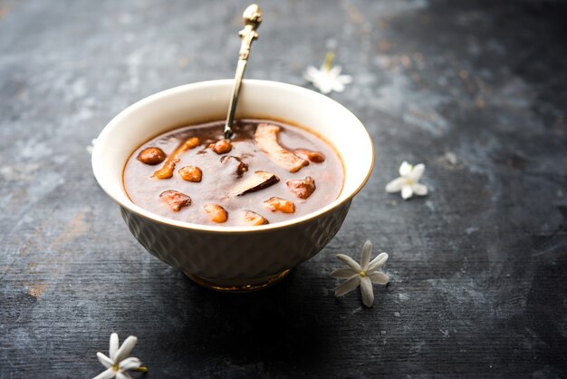 Ambrosia o Panchamrit o Panchamrut o Panchamrutham o Panchamrutha è un cibo agrodolce offerto nelle preghiere o puja alla divinità indù o agli dèi