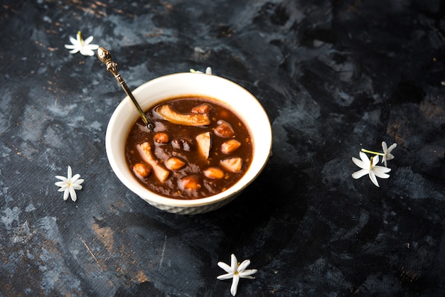 Ambrosia o Panchamrit o Panchamrut o Panchamrutham o Panchamrutha è un cibo agrodolce offerto nelle preghiere o puja alla divinità indù o agli dèi