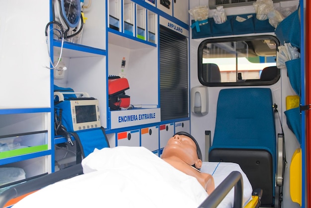 ambulanza perfettamente attrezzata con equipaggiamento di emergenza e manichino per le pratiche di primo soccorso