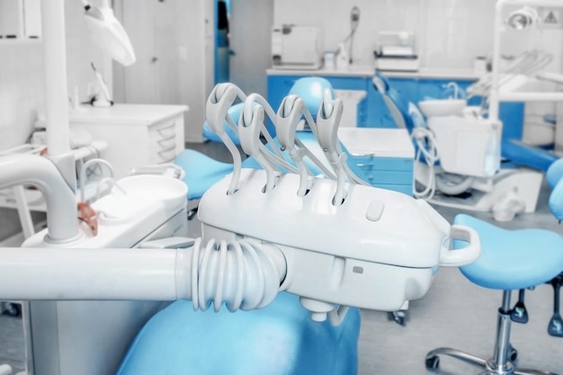 Ambulatorio dentistico con strumenti, poltrona e attrezzature