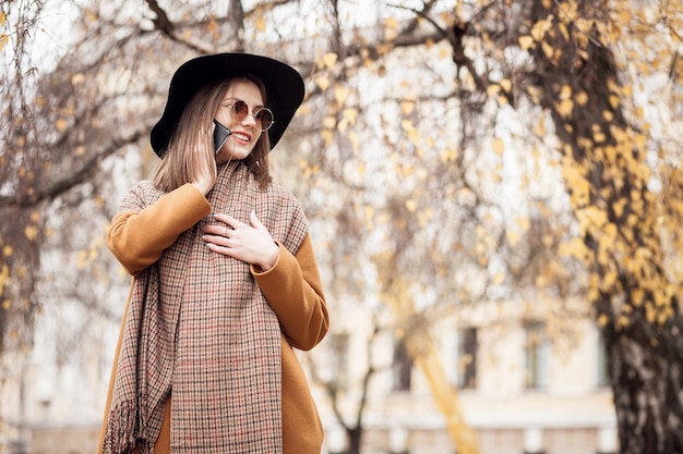 Americana bella ragazza shopping donna