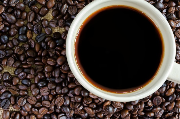 Americano e chicchi di caffè