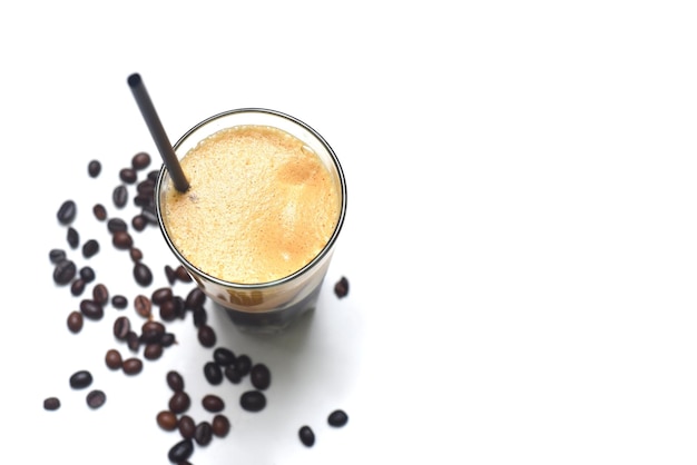 Americano freddo con chicchi di caffè isolati su sfondo bianco vista dall'alto primo piano