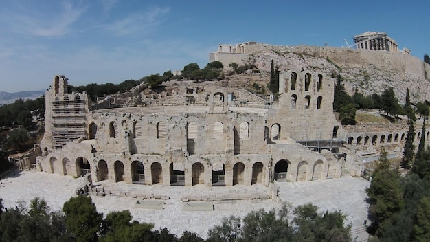 Amfiteatro abbandonato contro il cielo blu