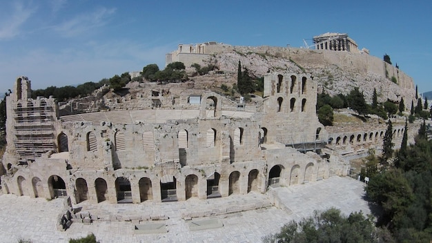 Amfiteatro abbandonato contro il cielo blu