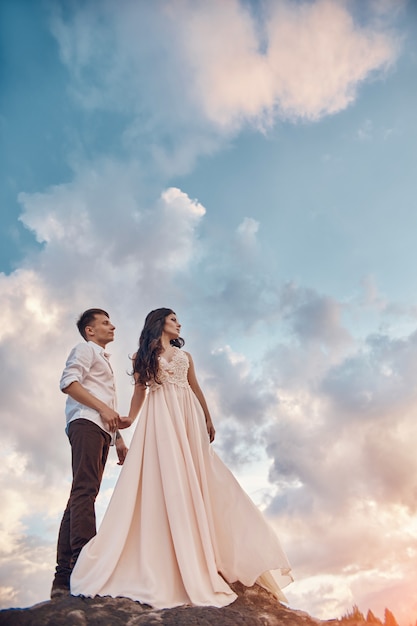 Ami il bacio e gli abbracci nelle coppie di amore al tramonto nel sole di sera