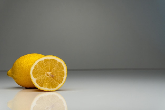Amiamo i limoni, i limoni sul tavolo.