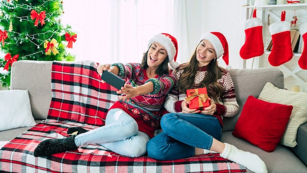 amiche a casa con indosso il cappello della santa