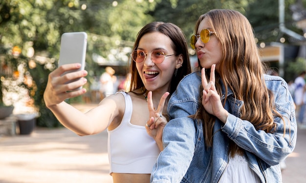 Amiche che prendono selfie insieme