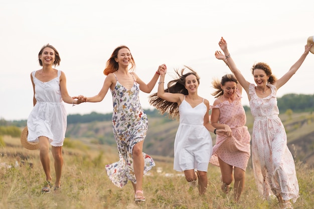 amiche che si divertono all'aperto