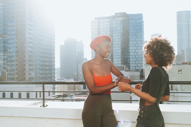 Amiche che vanno in giro ad un tetto di Los Angeles