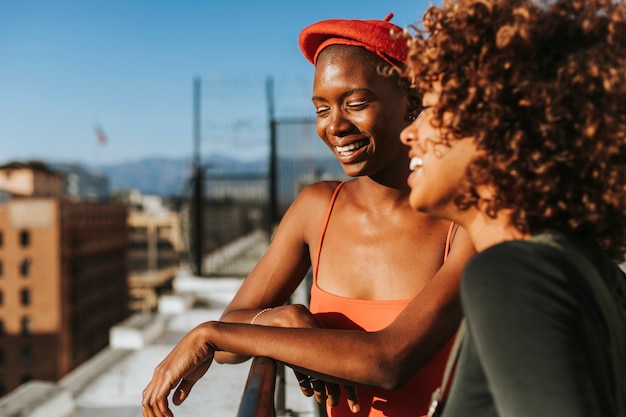 Amiche che vanno in giro ad un tetto di Los Angeles